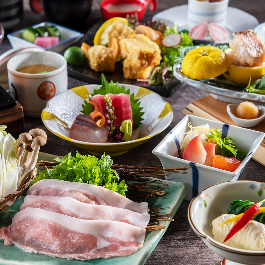 地域の食材を活かした料理長渾身の料理をご提供しています。