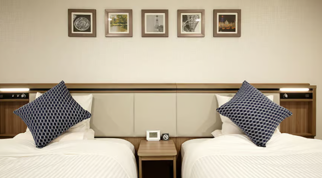 落ち着いたブルー×ブラウンを基調にした客室をご用意。観光からビジネスまで幅広いニーズに対応しています