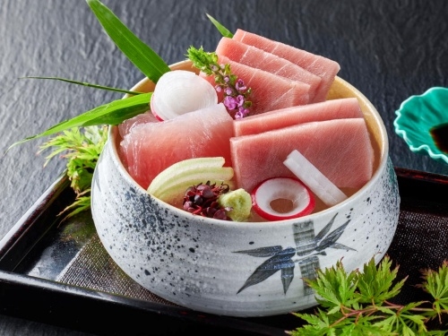 那智勝浦は生マグロの日本有数の水揚げ量を誇っています。料理×世界遺産×温泉の街には海外観光客も多数。