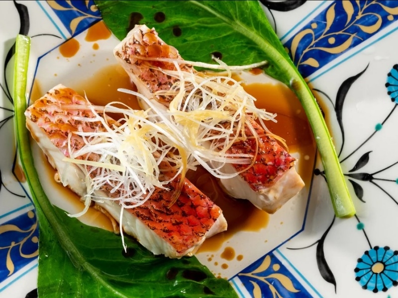 「琉球新天地」では、沖縄の伝統的な食文化や、独創的で「琉球」の新たな世界観を味わえる料理もご提供。