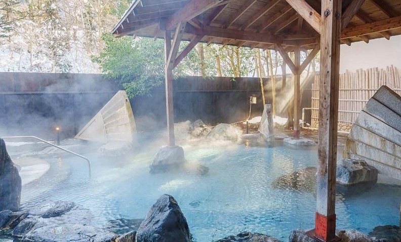 平家落人が傷を癒したと伝えられる「湯西川温泉」。野趣あふれる露天風呂が好評です。