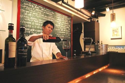 オープンキッチンカウンターで、お客様と会話をしたり、お客様の笑顔に触れられます。