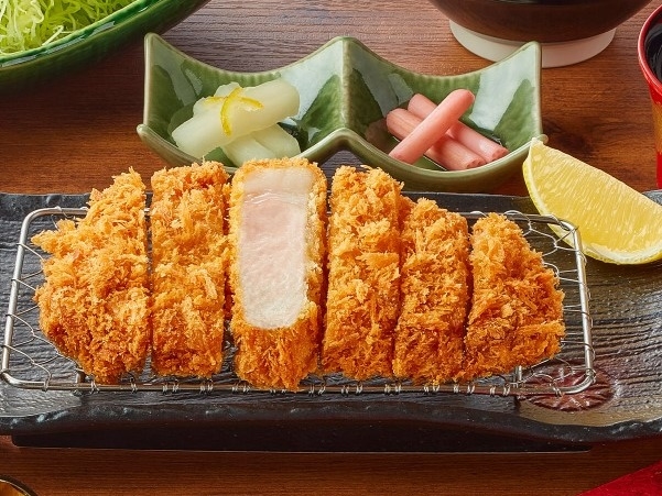 【職人仕込みのサクサク食感】見た目にも美しいとんかつです！