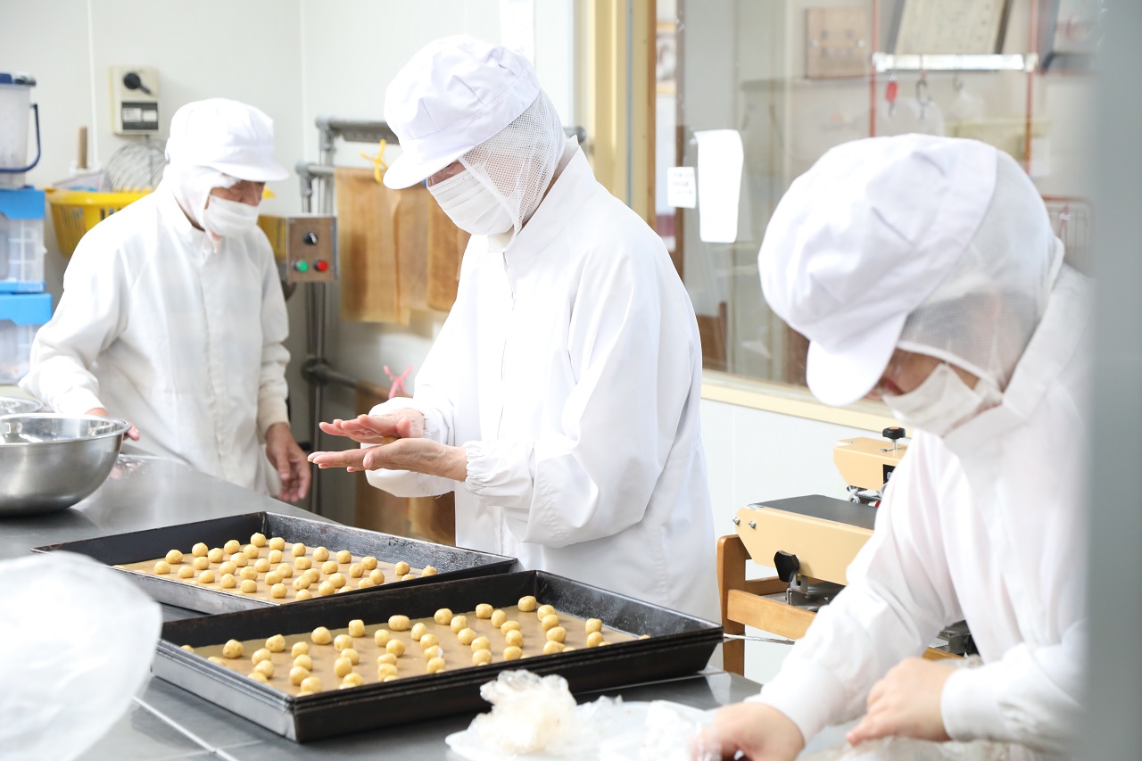 栄養士・管理栄養士の資格をお持ちの方には、献立作成やメニュー提案ほか、衛生管理業務もお任せします。