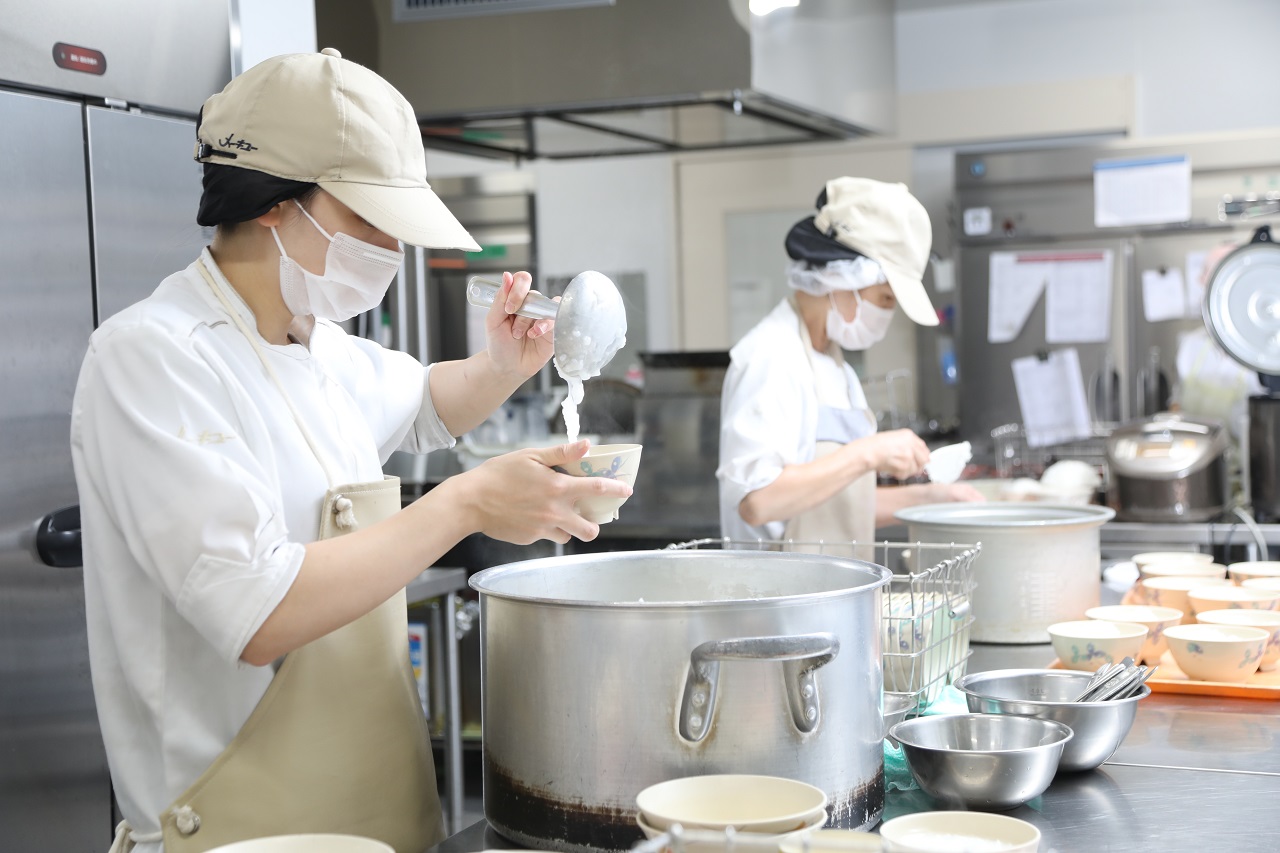 丁寧にサポートする体制が整っており、調理経験が浅い方やブランクのある方も安心してスタートできます。