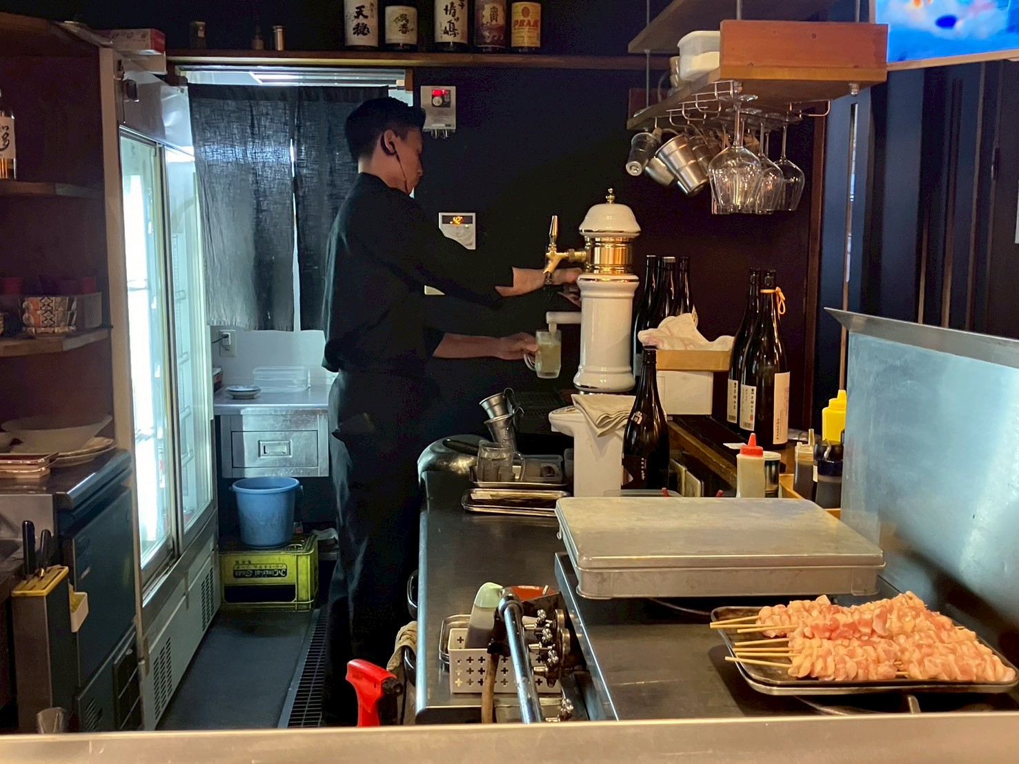 焼き鳥店「うたた屋」、鶏料理の「那ゆたや」、鍋料理の「つがい」の3店舗を展開しています。