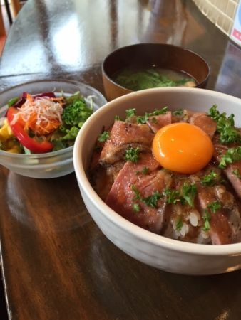 和洋様々な料理を提供します