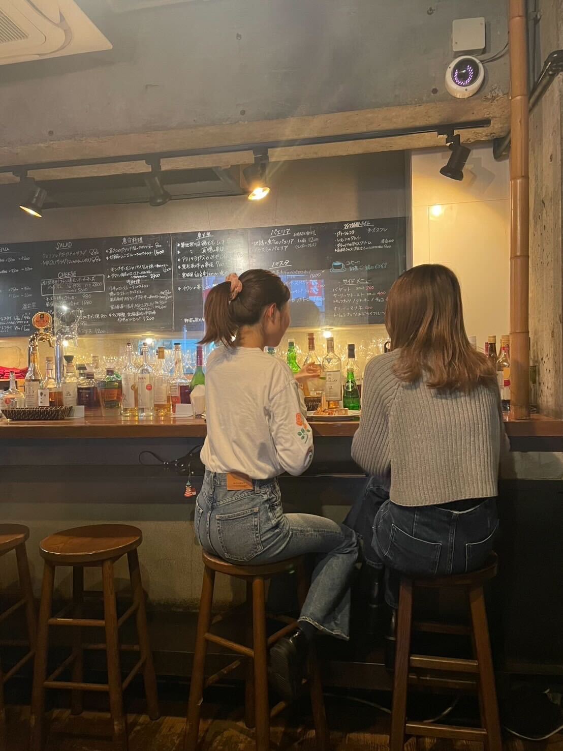 1階はふらっと入れる、カジュアルな雰囲気