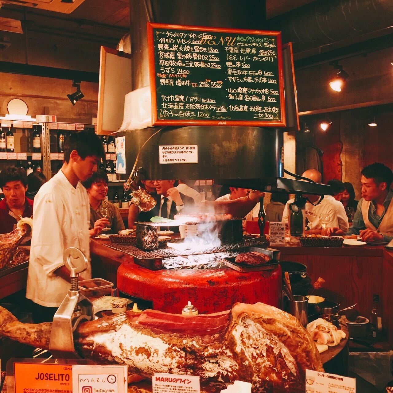 2階は、肩肘張らずにワインと料理を楽しめるワインバルの雰囲気