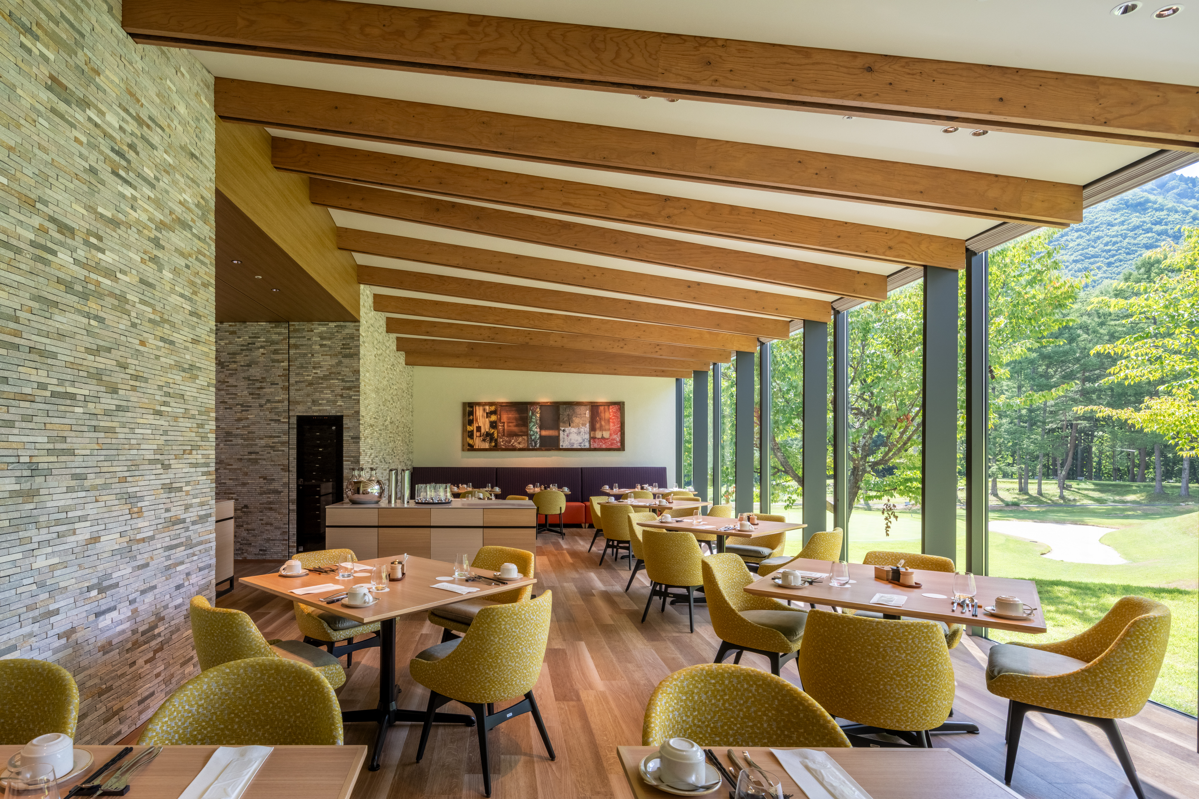 【自然と調和する、開放感あふれるダイニング】居心地のよい空間づくりも、サービス品質の一部です。