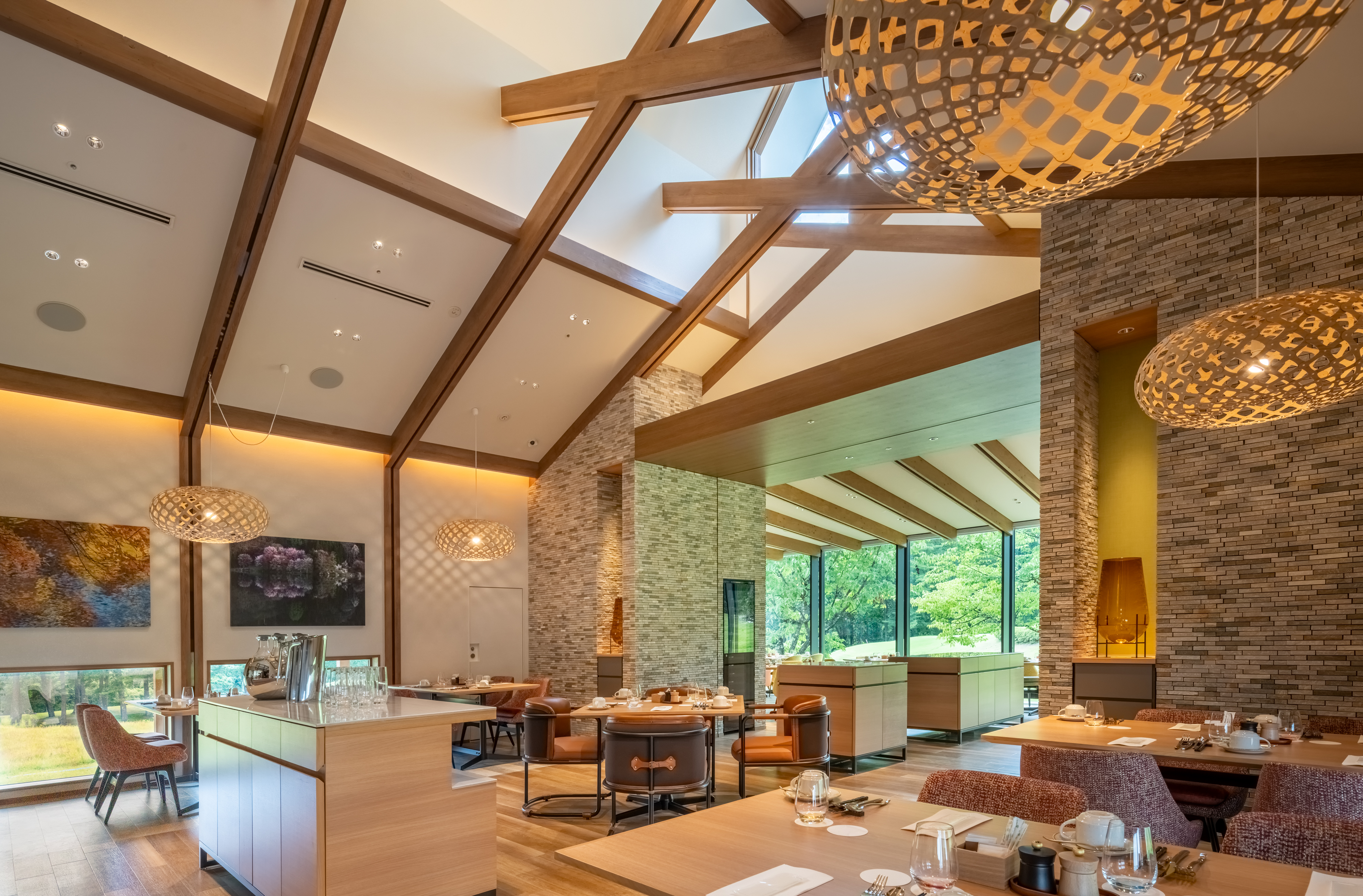 【新館には温泉ビューバス付き客室】四季折々の自然を望む癒やしの空間で、非日常のおもてなしを演出。