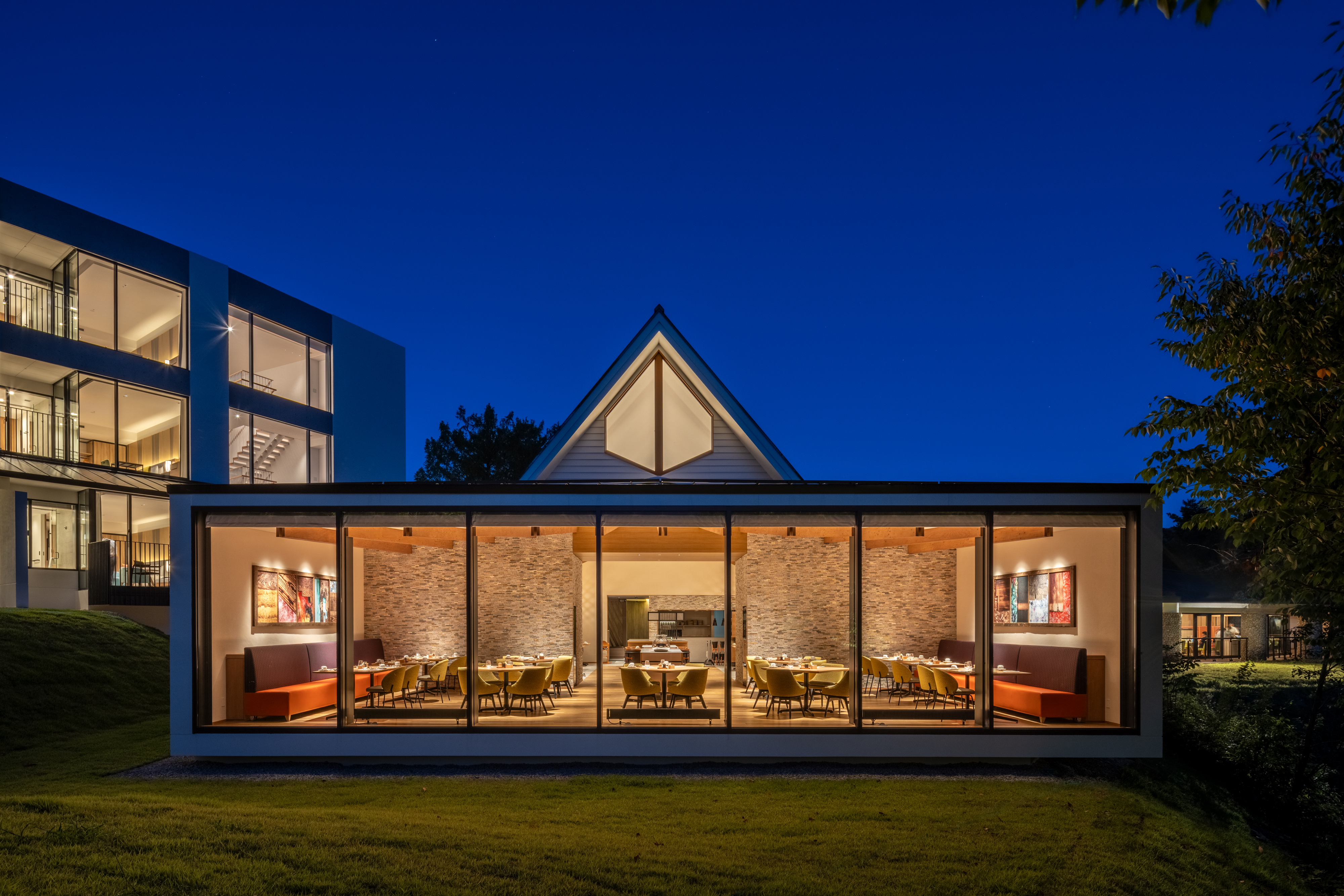 都市と自然、安定と挑戦。関電アメニックスで、あなたらしい働き方を。