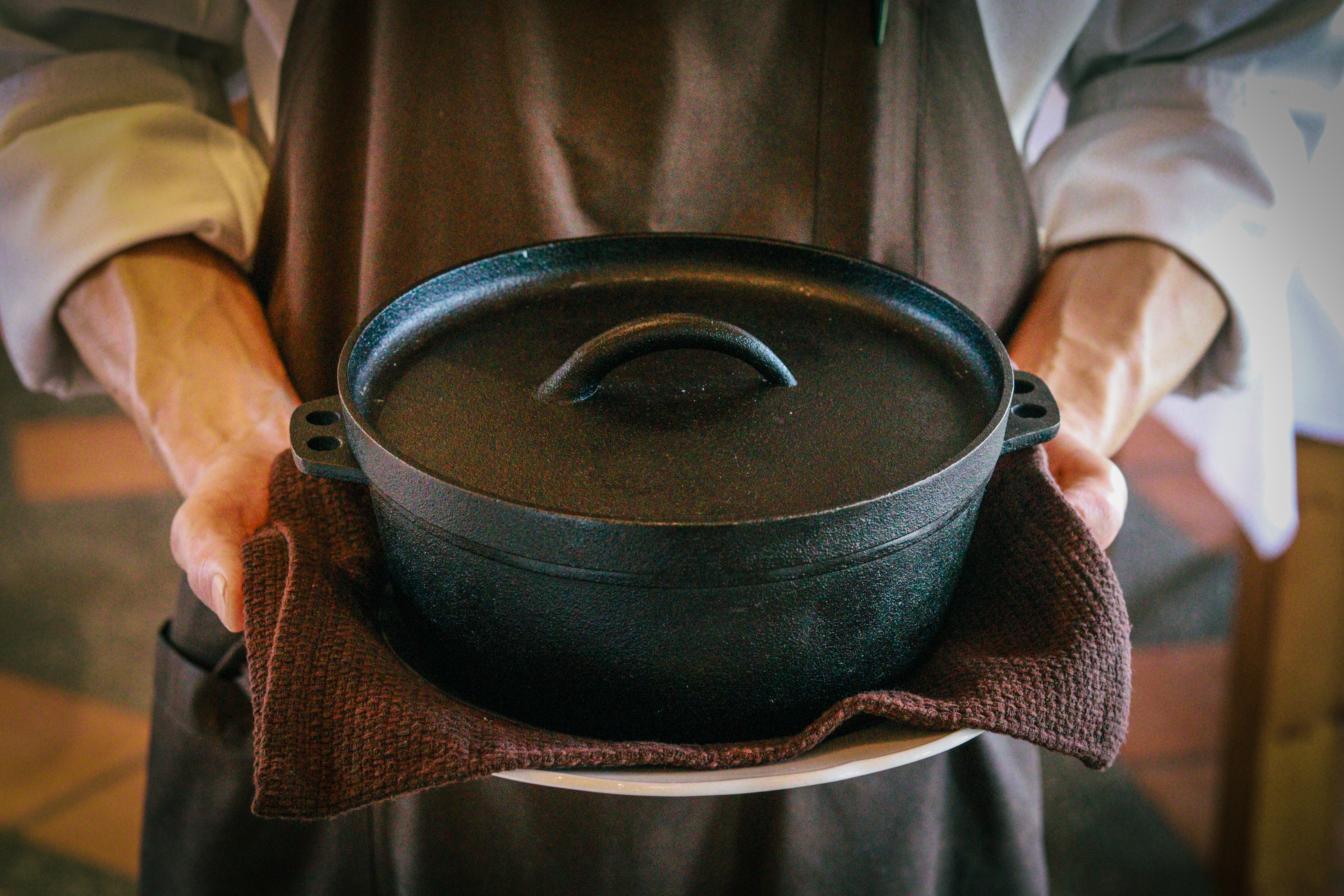 新潟の旬食材と自社ワインを組み合わせた一皿。驚きと発見に満ちた料理を届けています。