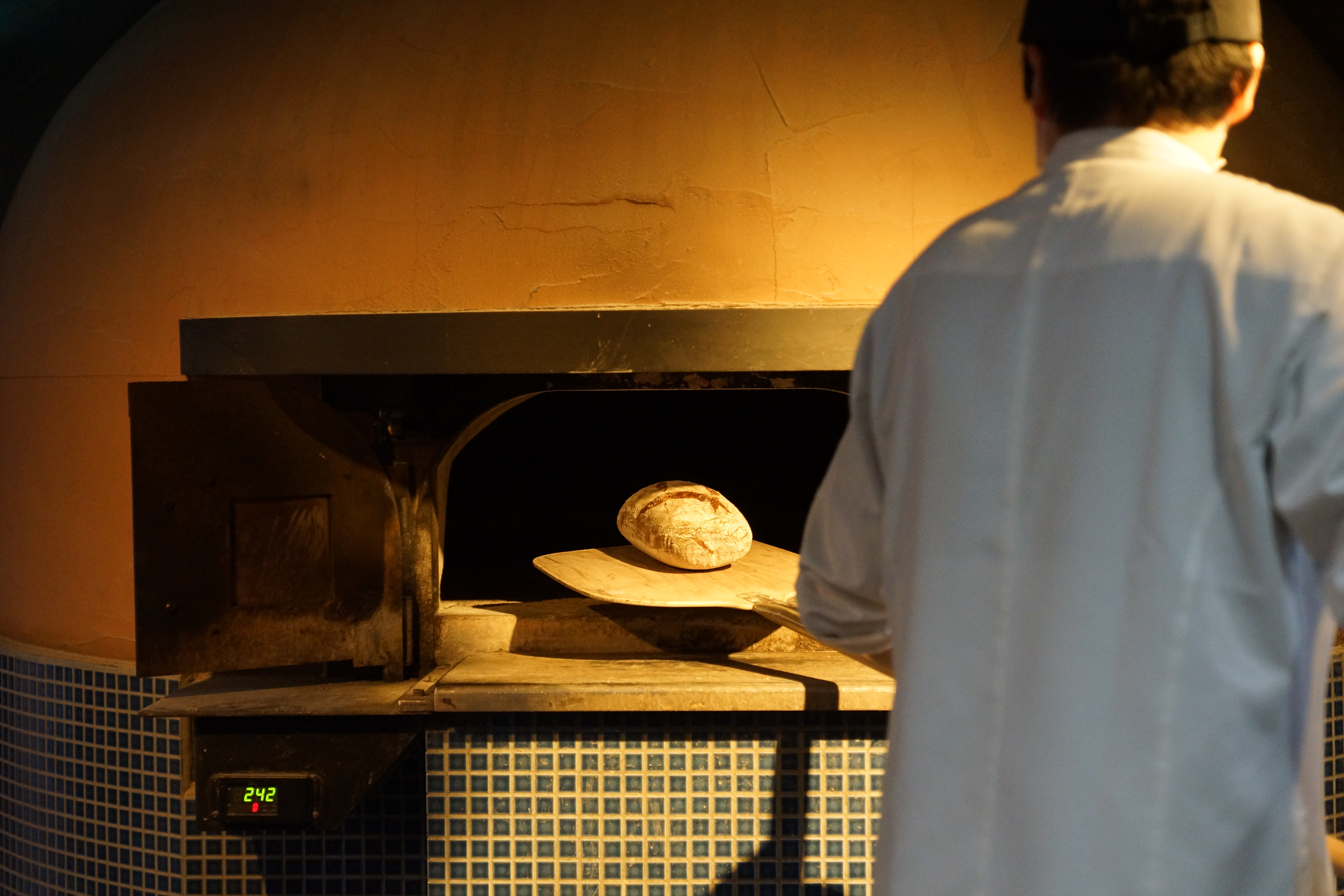 薪を使った石窯で焼き上げるパンは、香ばしく奥深い味わいに。