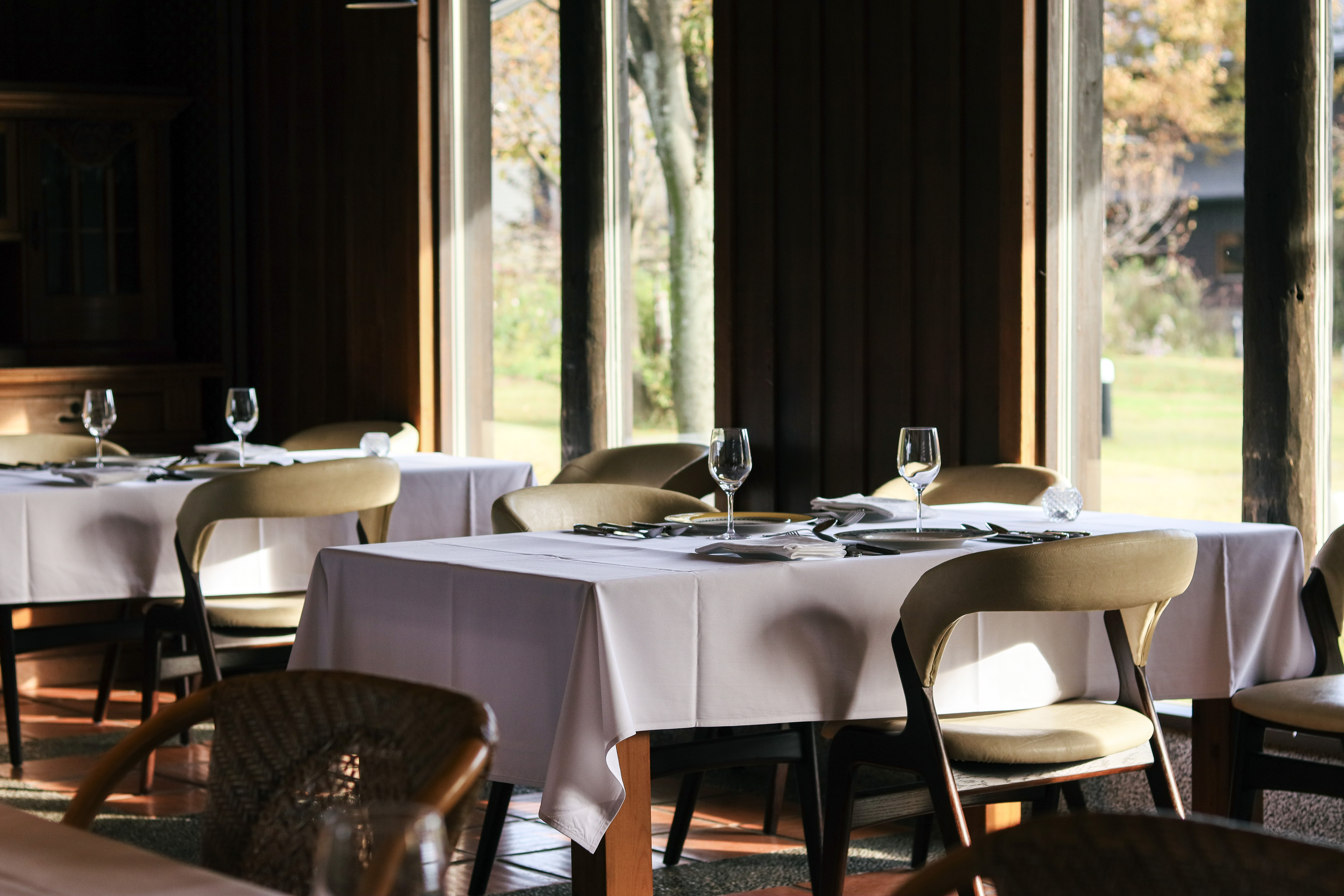 新潟の旬食材と自社ワインを組み合わせた一皿。驚きと発見に満ちた料理を届けています。