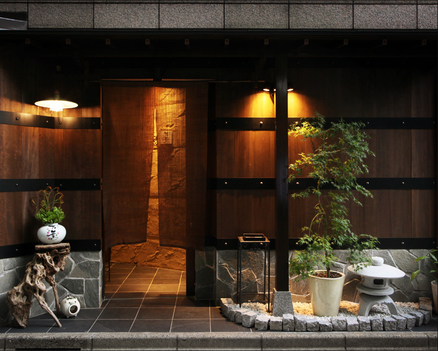 各業界の第一線で活躍されるお客様が訪れる空間。所作や距離感など、自然と通用する力が磨かれます。