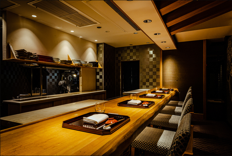 各業界の第一線で活躍されるお客様が訪れる空間。所作や距離感など、自然と通用する力が磨かれます。