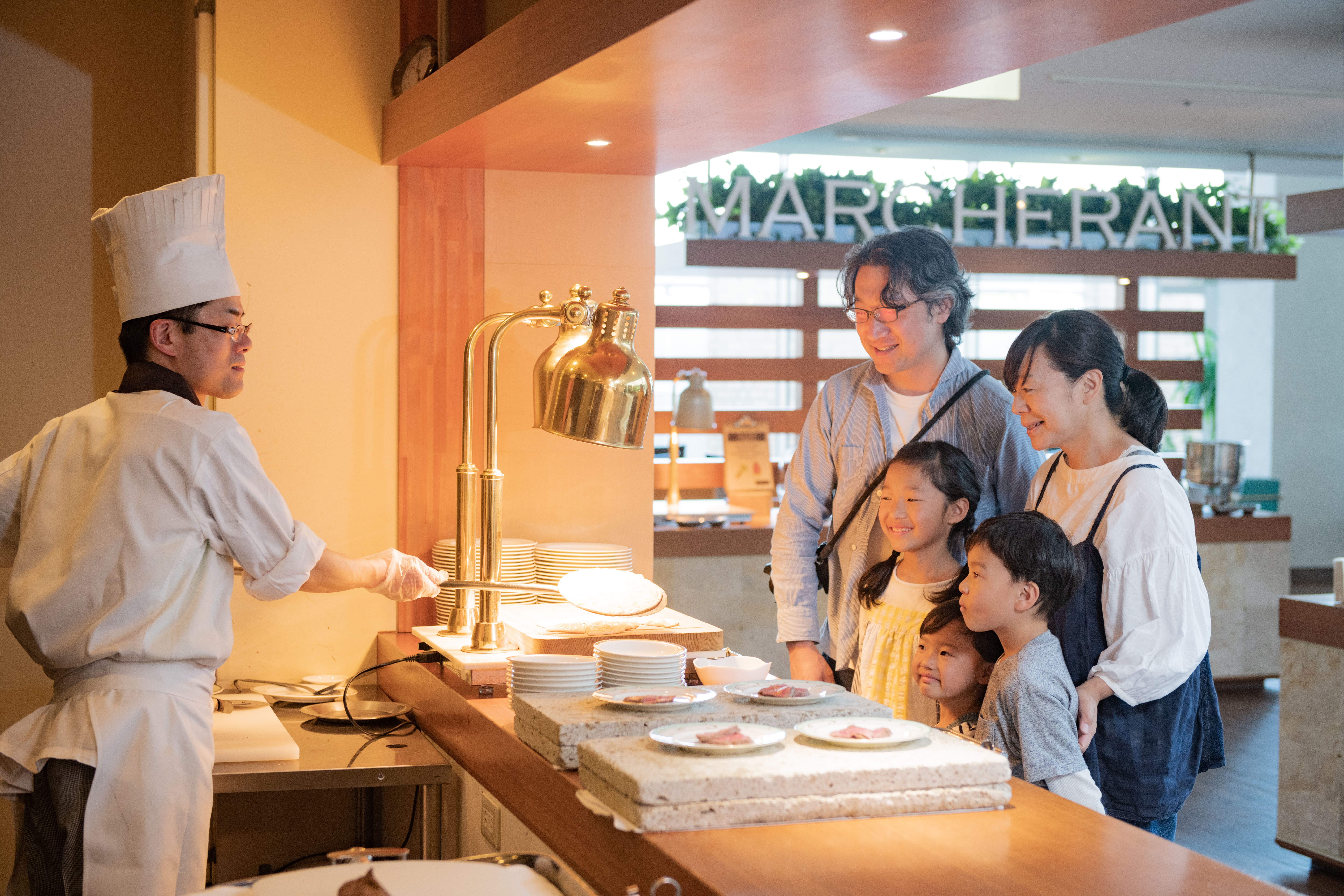 料理長+11名のチーム!専門分野の垣根を越えて、お互いにサポートしながら料理をつくります。