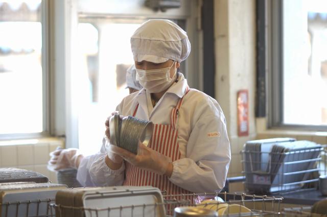 調理器具や食器の管理も大事な仕事です。