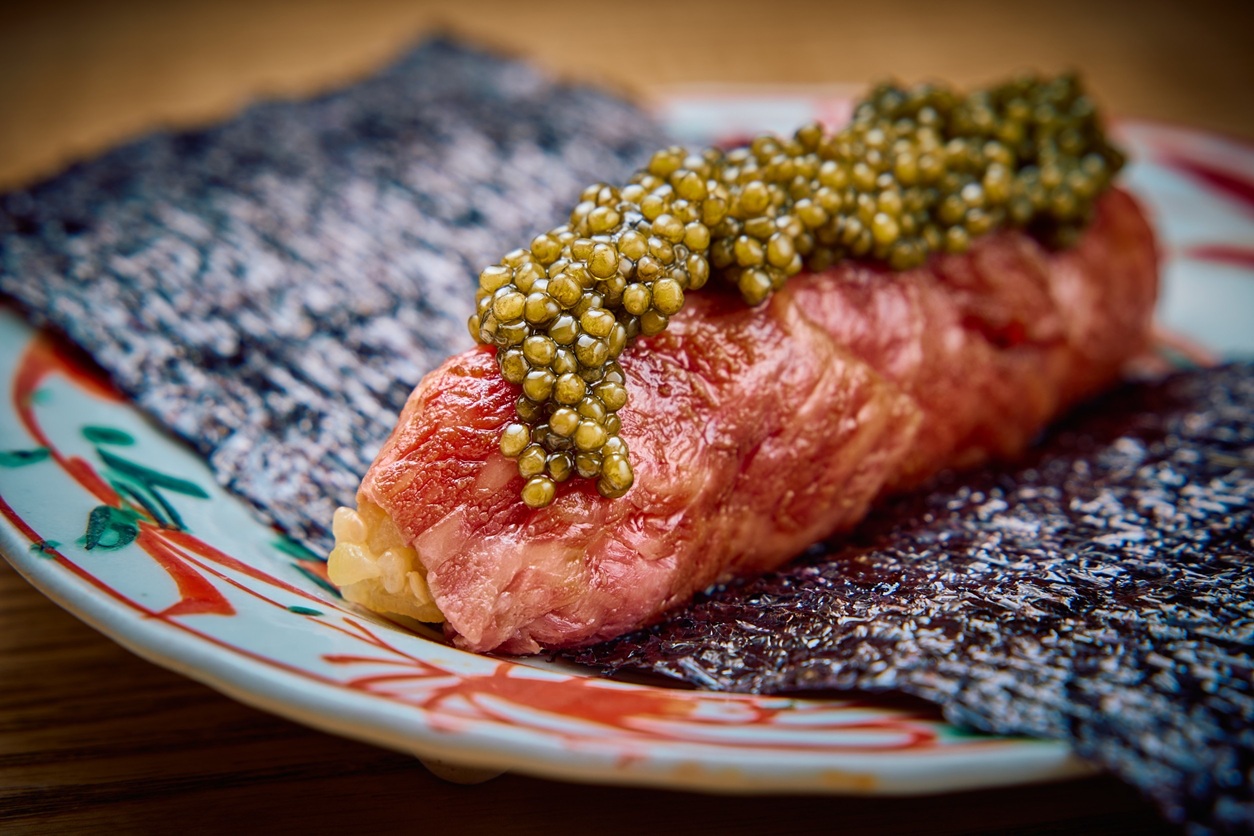 厳選された季節の食材や美しい器に触れながら、一流の技術と感性を身につけられます