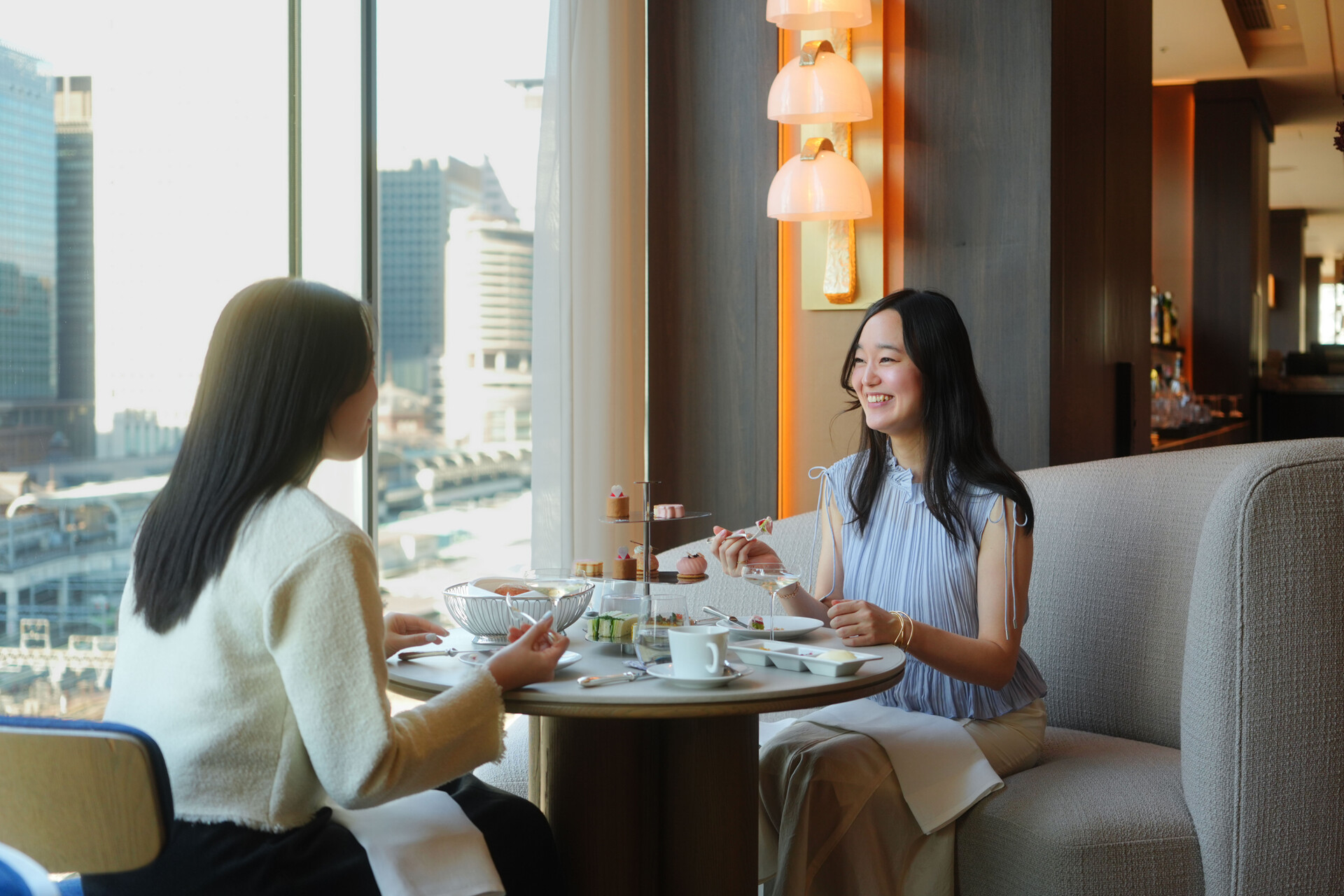 バーやルームサービス、イベント対応も。幅広い経験が積める職場です。