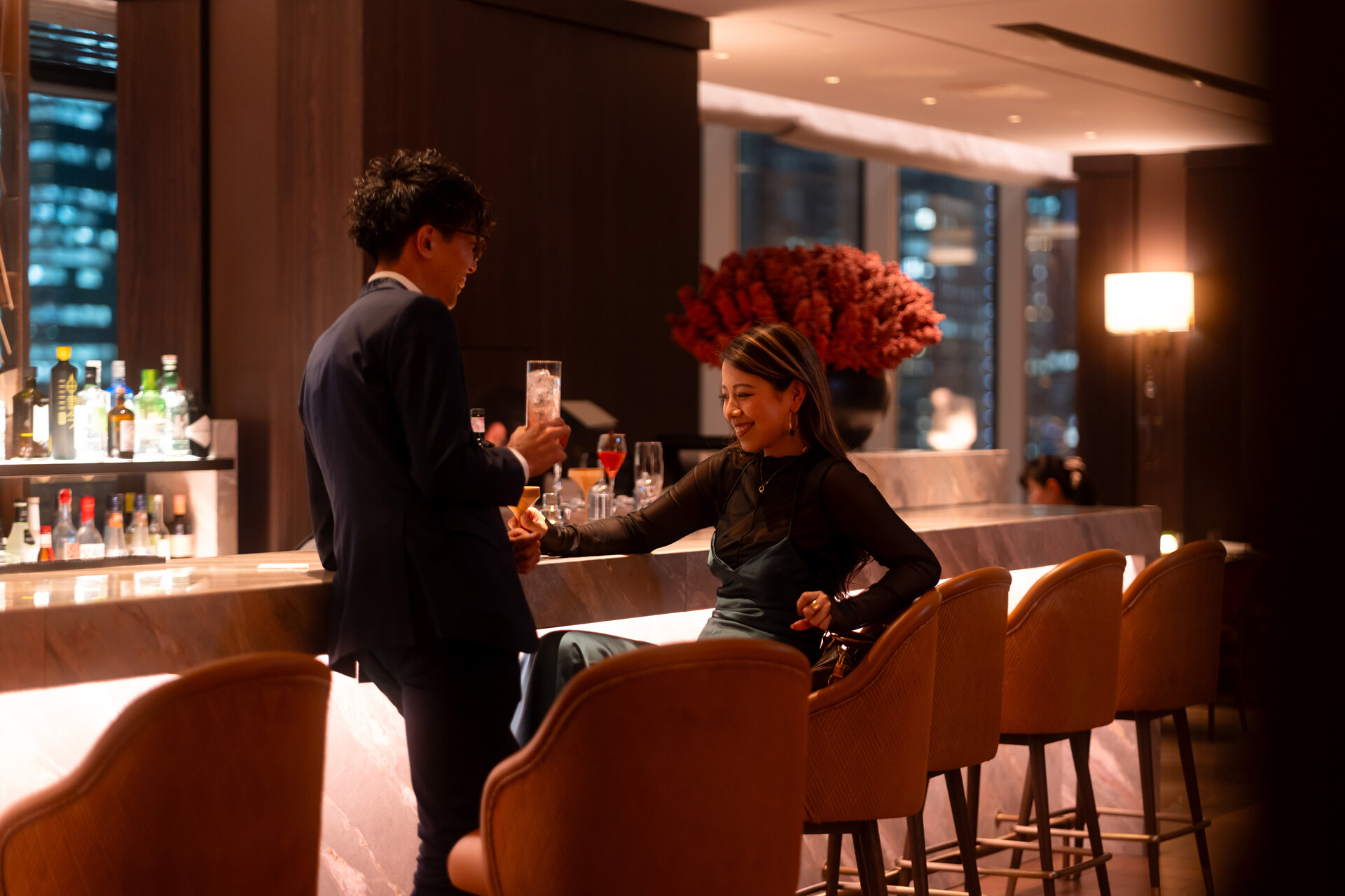 丸の内の夜景とカクテルが映える上質な空間。