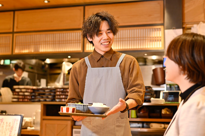 昔ながらの日本家屋や古民家を思わせる店内は、どこか懐かしい、何となく落ち着く、そんな雰囲気です。