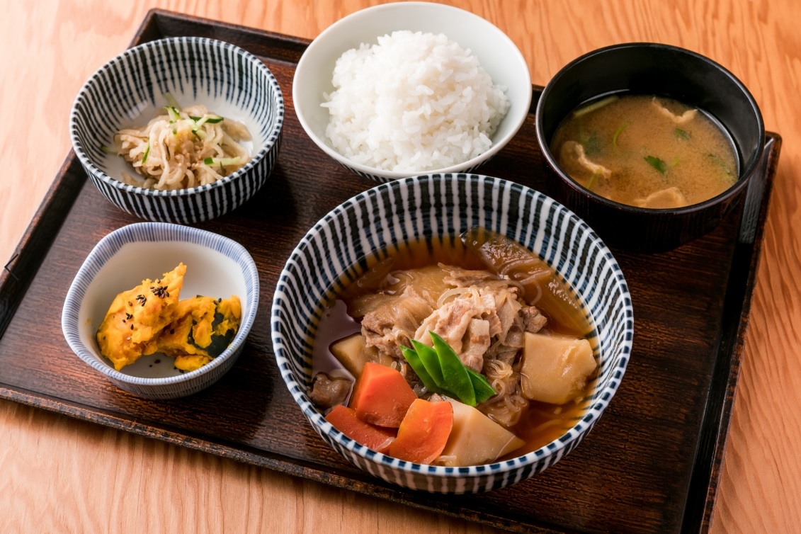 例えば、ごはんは土鍋でふっくら＆ツヤツヤに炊き上げ♪旬の食材を取り入れた季節限定メニューもご用意。