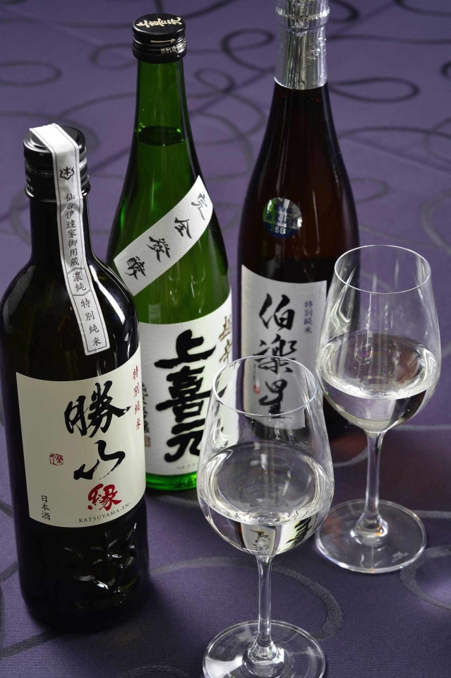 料理に合う焼酎や日本酒、ワインなど多彩な種類をラインナップ。お酒の知識も身につきますよ。