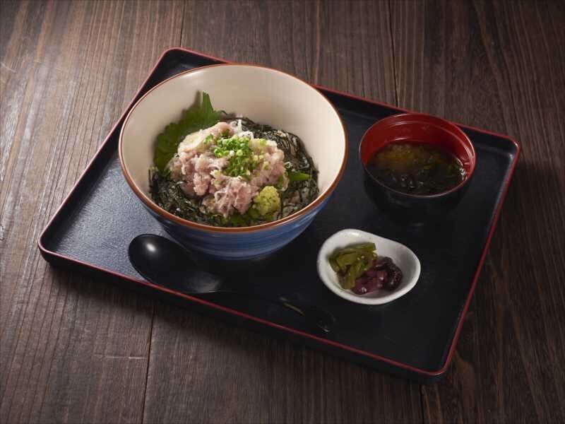 そばと天ぷらを中心に、丁寧な仕事が活きる本格和食を提供しています。