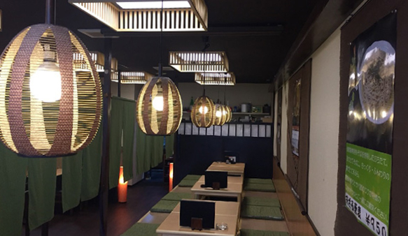 温もりを感じる落ち着いた店内。少人数で協力しながら働けます。