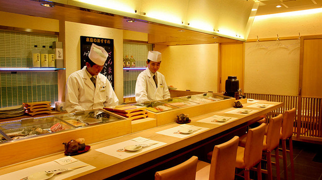 カウンターと個室がありゆったり過ごせる店内