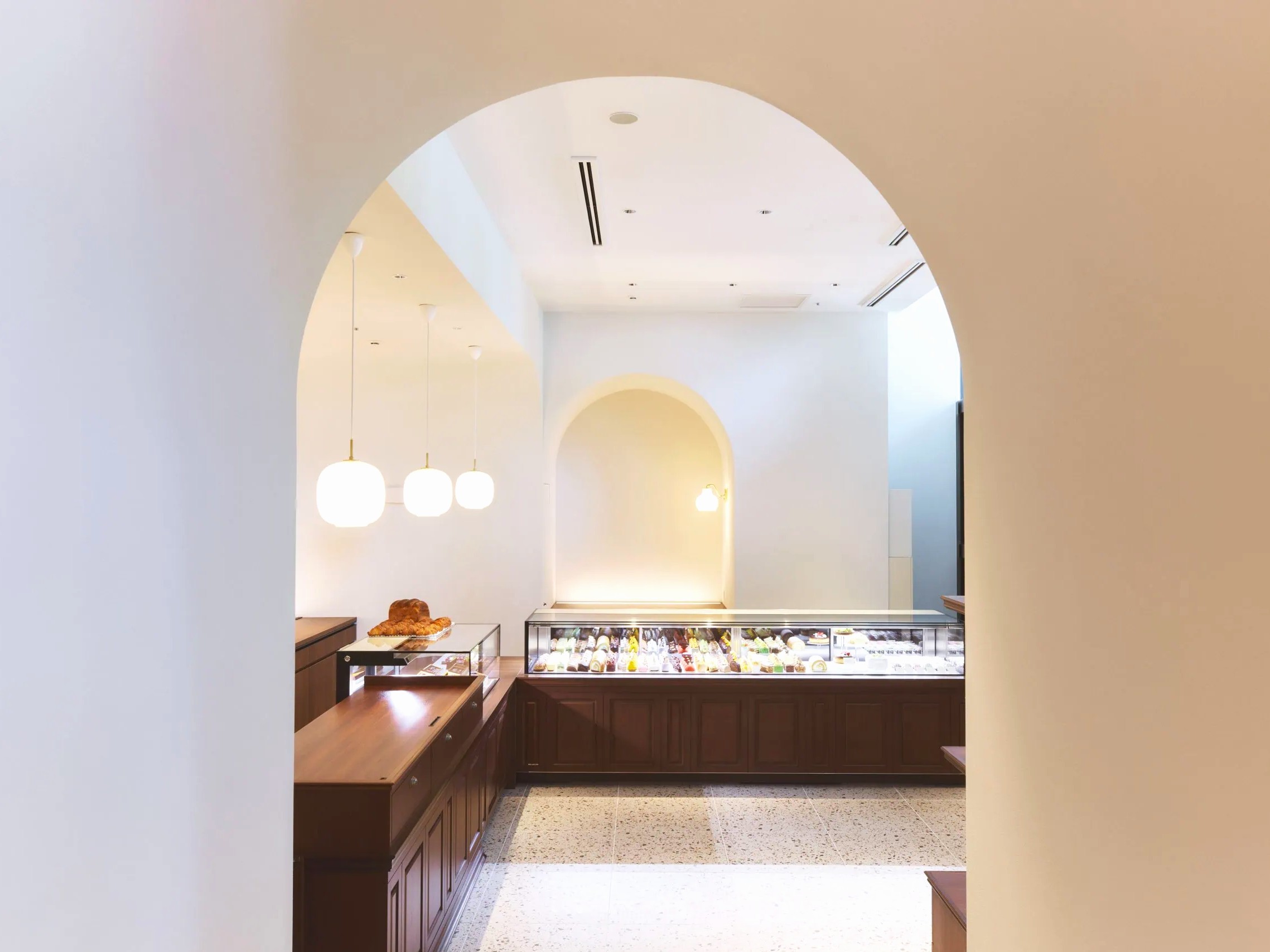 年間休日115日。夏季・年末年始は月12～13日休み。