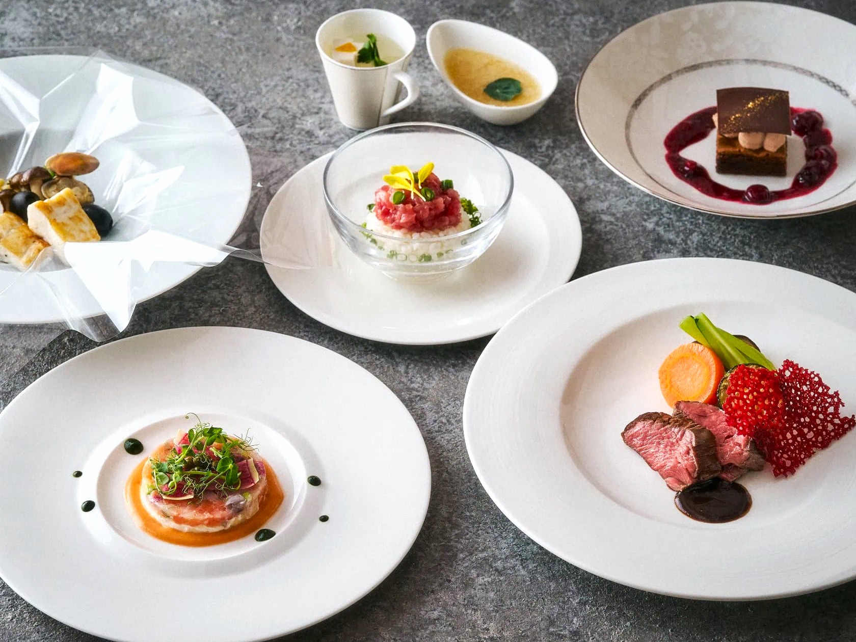 20代も活躍中！和洋中の枠を超えたメニュー開発やコンテストで、料理人として成長できる社風。