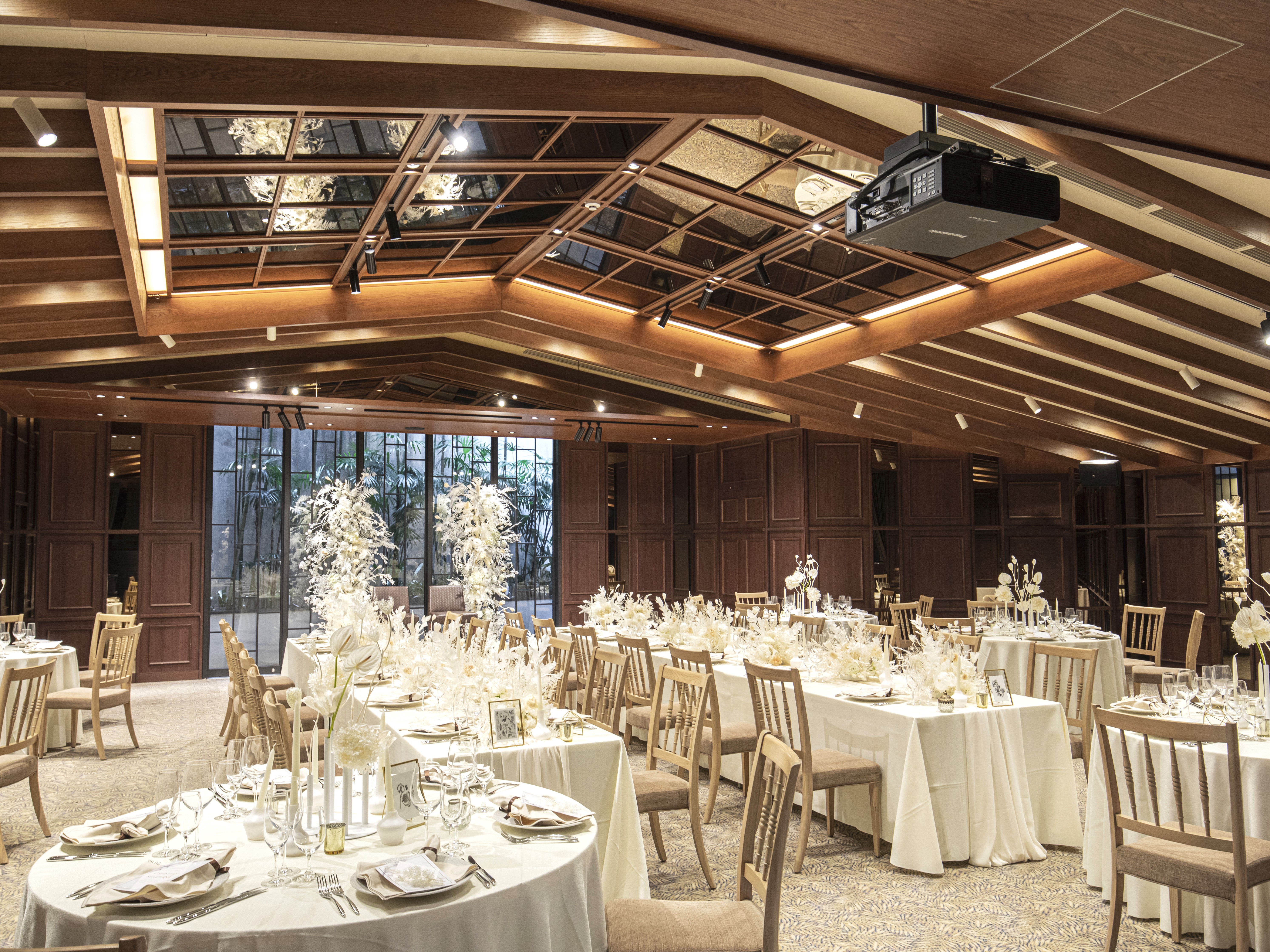 年間休日115日。月8日以上に加え、夏季・年末年始の長期休暇も設定。