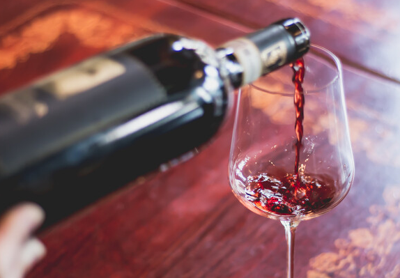 ソムリエ希望の方も歓迎。資格取得支援もあり。