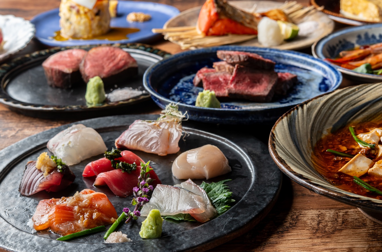 毎日大阪中央市場で選別した魚と日本酒とさまざまな食材を使用したお品書きとな っております。