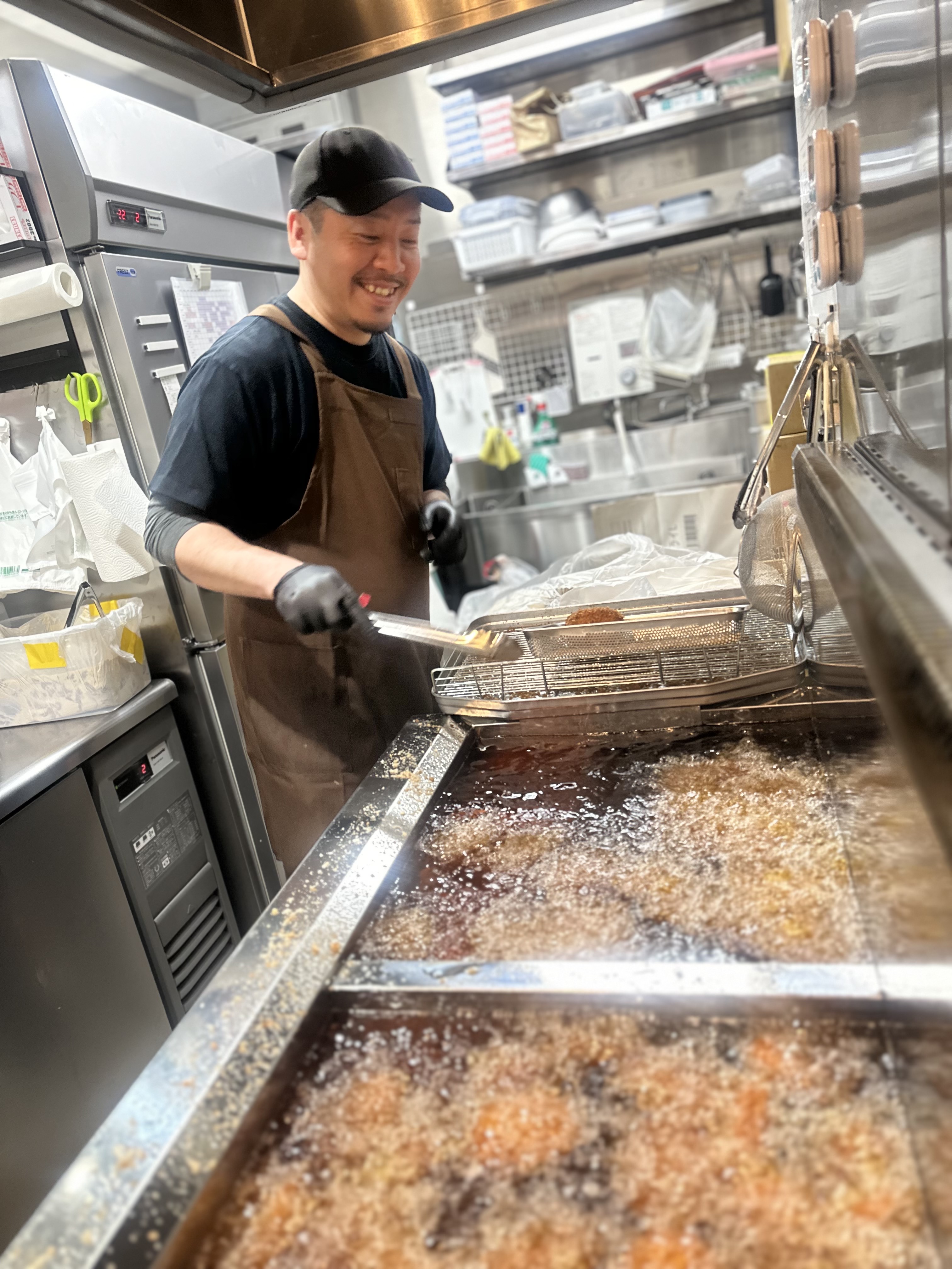 揚げ物中心で調理はシンプル。未経験からでも安心して始められます。