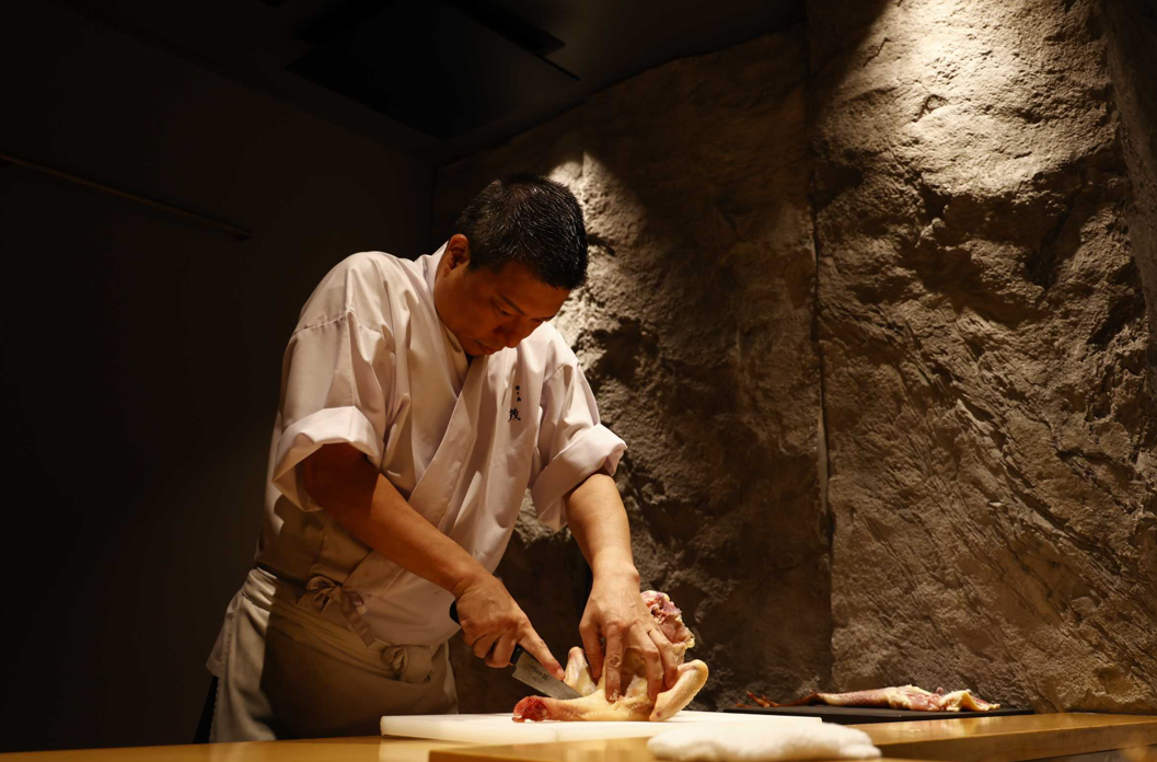 焼鳥の味付けは、秘伝のタレ。 素材の旨味を引き出しつつ、お酒に合う味付けが大人気です。