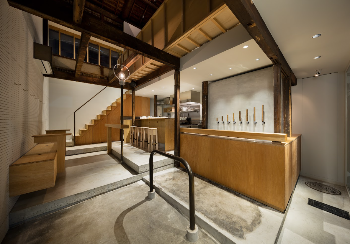 町家を改装したおしゃれな空間で、厳選した日本酒・クラフトビールを提供するお店です。
