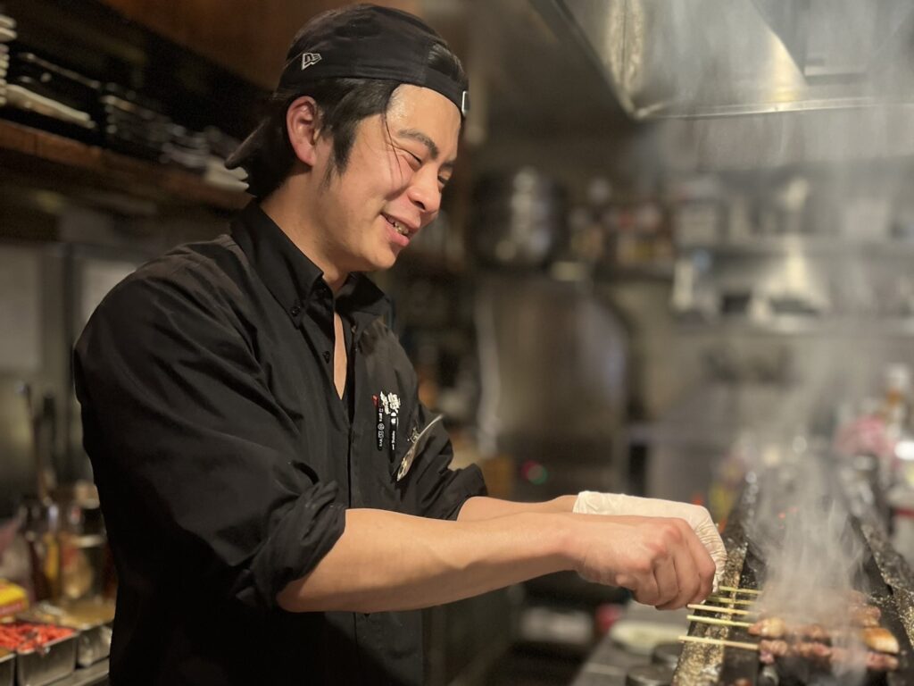 真剣な表情と笑顔の切り替えが職人の証。現場の温度が伝わる一枚。