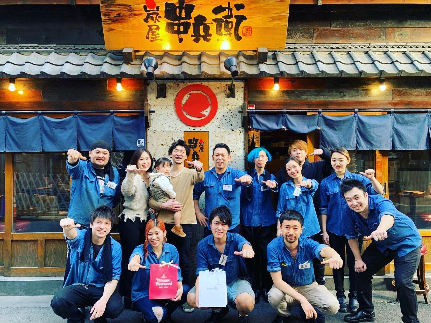 スタッフ同士の仲の良さが伝わる一枚。笑顔とチームワークが自慢です。