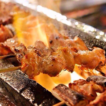 炭火で焼き上げる串焼き。立ちのぼる煙と香りに食欲がそそられます。