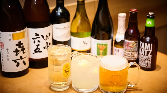 日本酒を気軽に楽しめる立ち飲み酒場。お客様との距離が近い、にぎわいあるお店です。