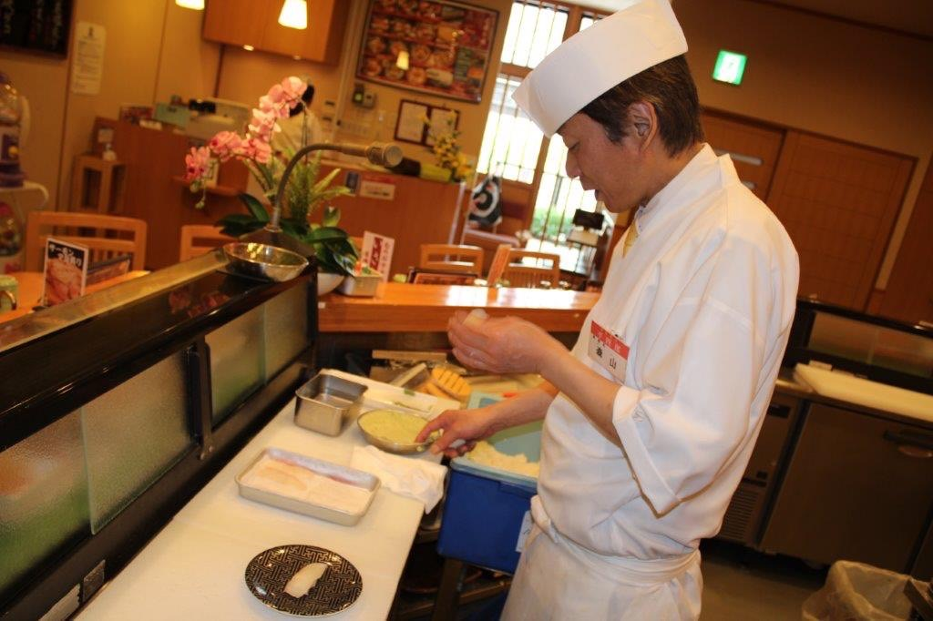 寿司の握り方やさばき方は、しっかりと教えますので、未経験の方でも安心してください。