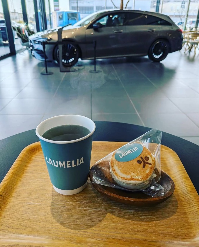 メルセデス・ベンツを眺めながら、心地よいカフェタイムをお届けします。