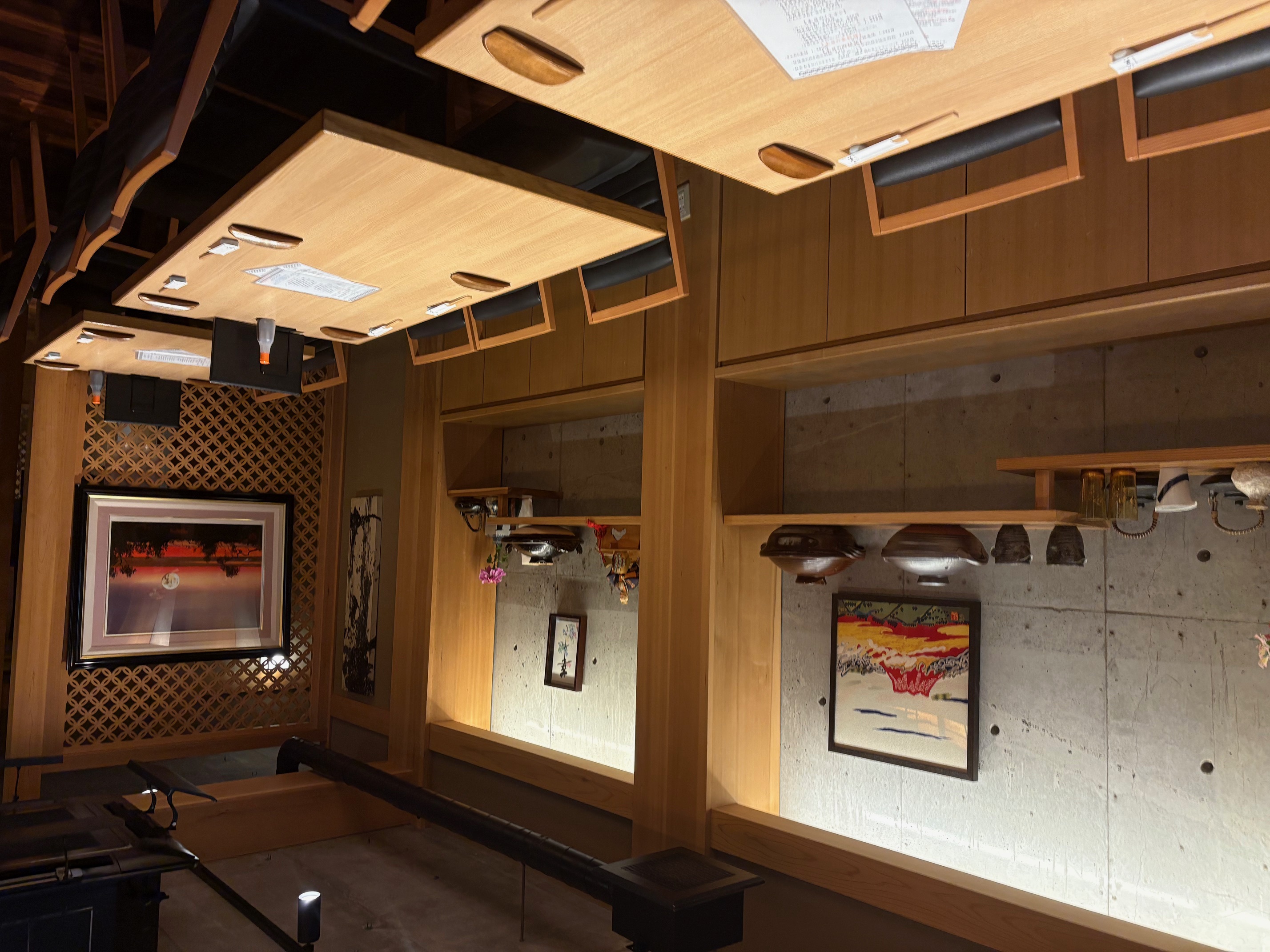店内は和モダンの落ち着いた空間で、心安らぐひとときを提供しています。