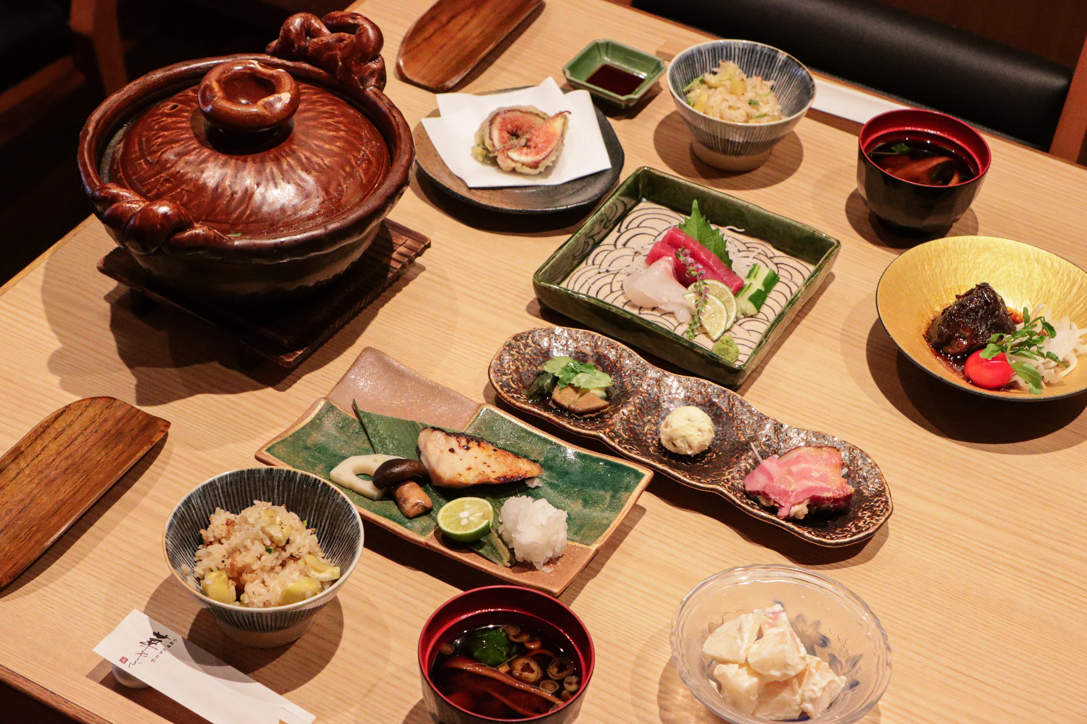 全国各地から取り寄せた約20種の地酒や焼酎をご用意。そのお酒に合う料理をご提供しています。
