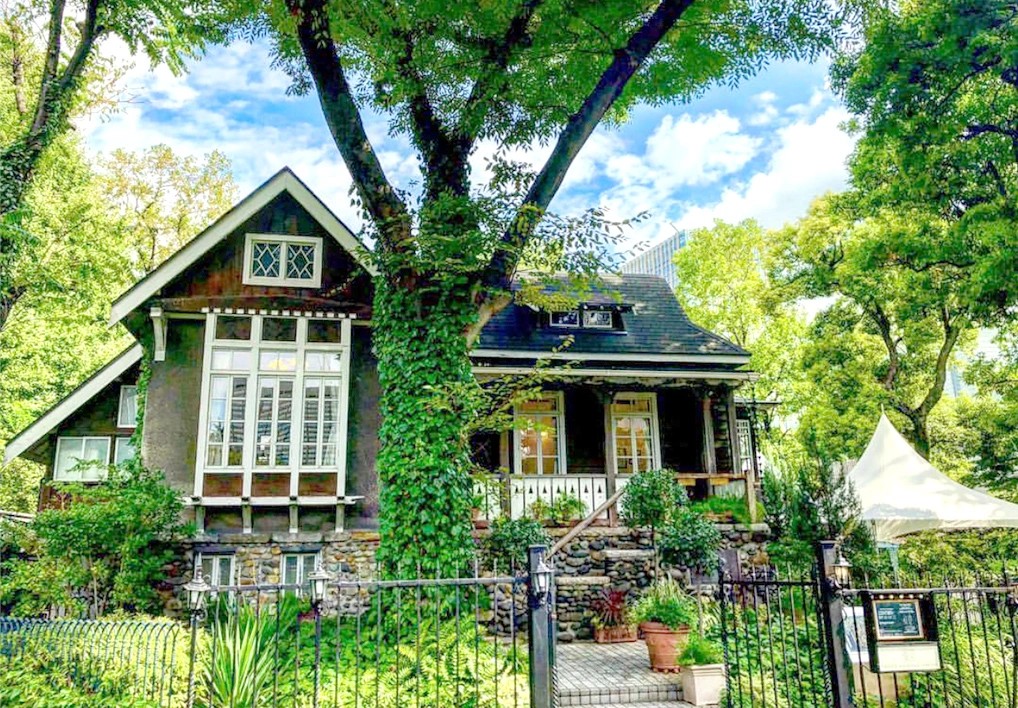 既成概念に捉われない自由な料理スタイル。コースからブッフェまで、多様な調理技術を習得できる職場。