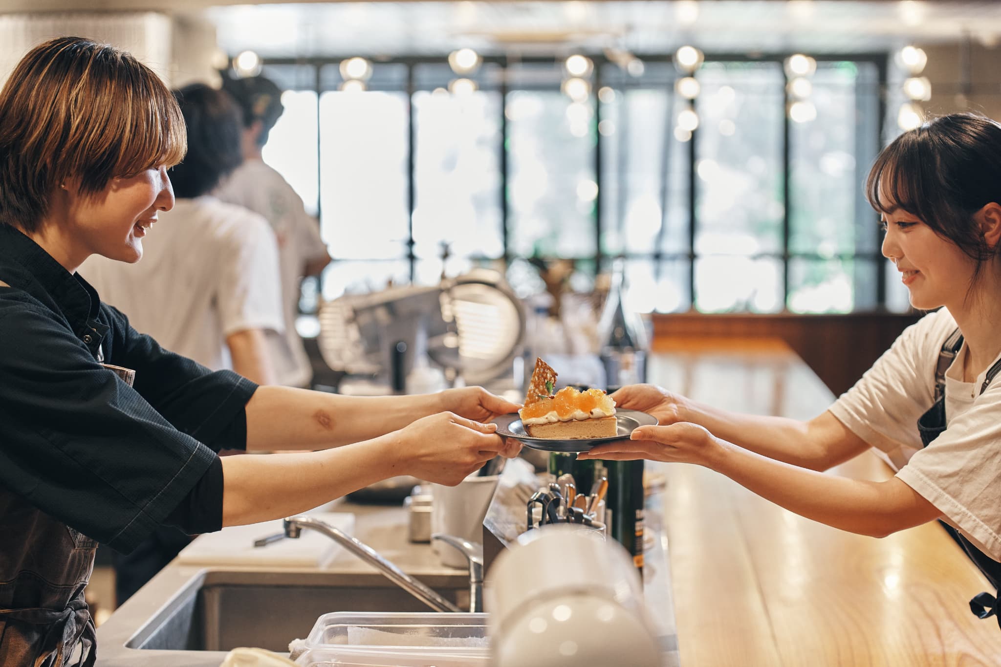 調理スタッフとも連携しながら、料理の魅力をお届け。